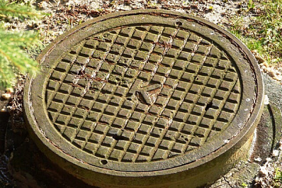 Могут провалиться в канализацию: самарцы просят закрыть люк около школы