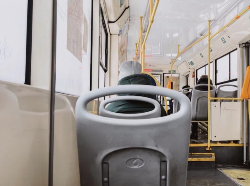 Уютно по-домашнему: в самарском троллейбусе появились вязаные чехлы на сиденья