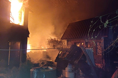 В Волжском районе тушили два пожара в дачных домиках