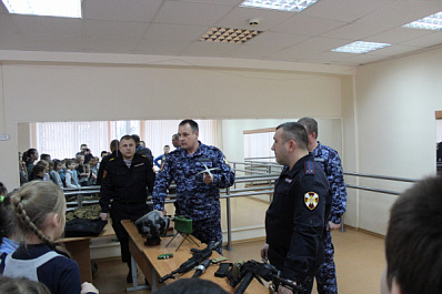 Боевое оружие смогли увидеть школьники Самары