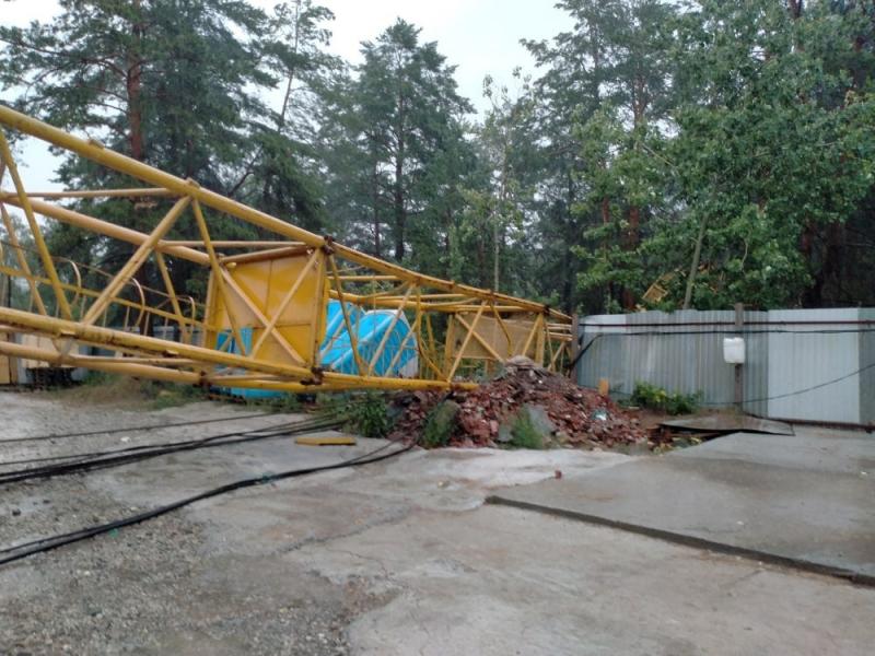 Момент падения строительного крана в Тольятти 20 июля засняли на видео