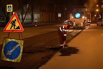 Видео: как по ночам ремонтируют самарские дороги