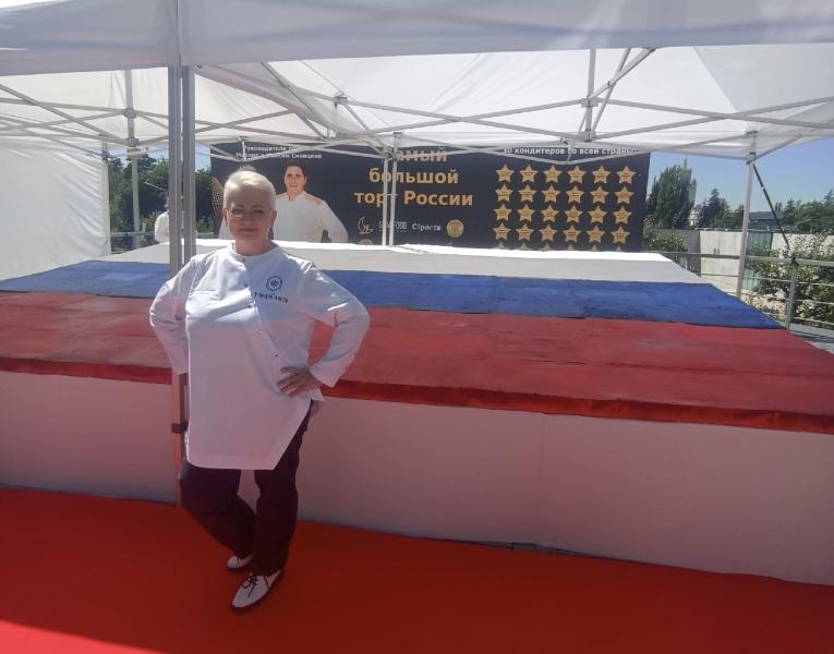Самарский кондитер Галина Миквельман испекла самый большой торт в России