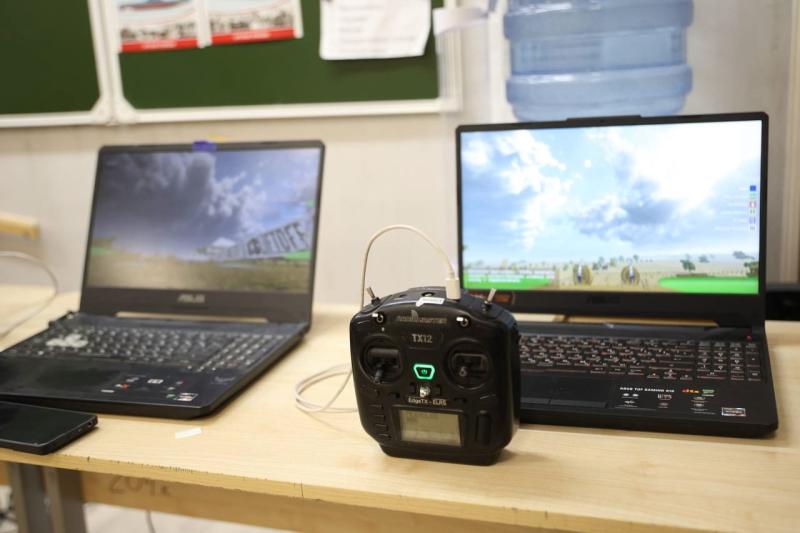 Специалисты по беспилотникам показали самарским школьникам, как управлять дронами