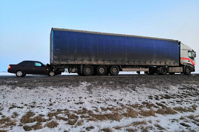 В Самарской области легковушка влетела под грузовик