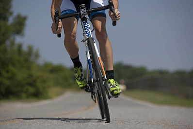 В Рождествено в темноте машина сбила двух велосипедистов
