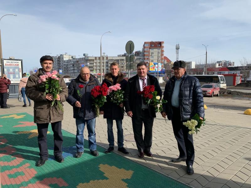 В Самарской области женщинам в преддверии 8 Марта дарят цветы