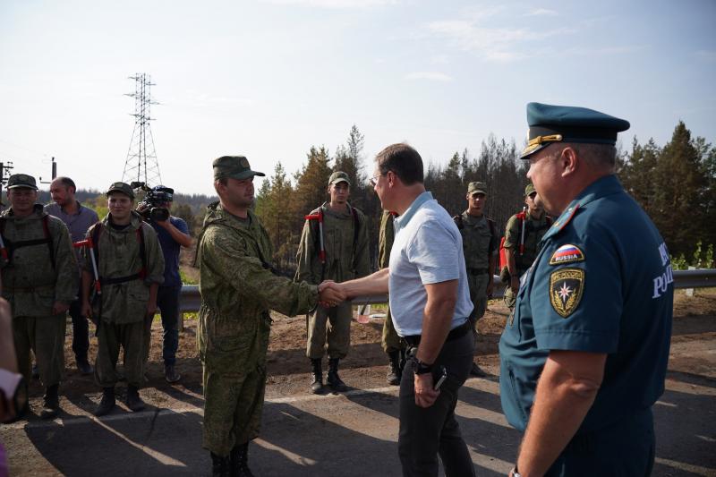 Дмитрий Азаров поблагодарил спасателей, ведущих борьбу с пожаром в Борском районе