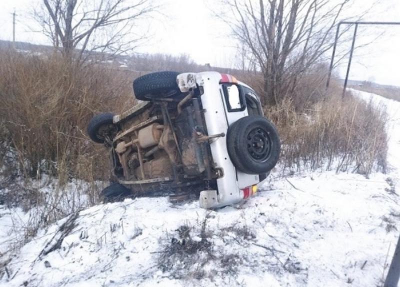 60-летний водитель опрокинул Suzuki в кювет на дороге в Богатовском районе