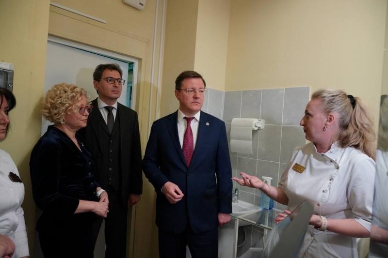Дмитрий Азаров проверил ход капитального ремонта поликлинического отделения № 1 Октябрьской больницы