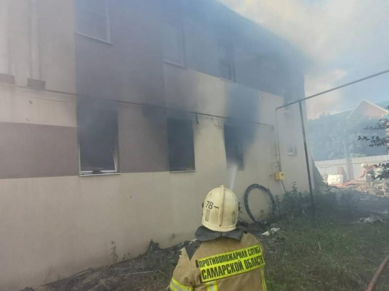 В Волжском районе тушат склад на 250 "квадратах"