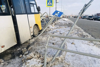 На 18-м км Московского шоссе пассажирский автобус врезался в ограждение