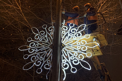 В Самаре сквер Речников украсили новогодние светящиеся консоли 