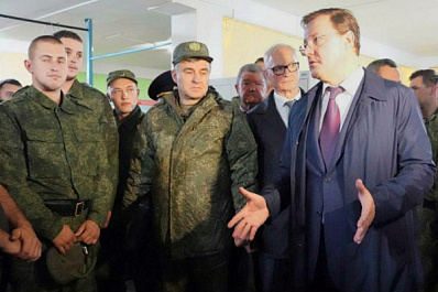 Дмитрий Азаров проверил условия проживания и боевой подготовки призванных на службу земляков