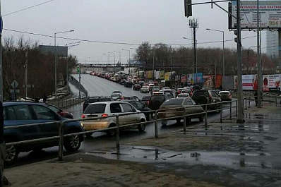 Ново-Садовая в Самаре встала в час пик из-за коммунальной аварии