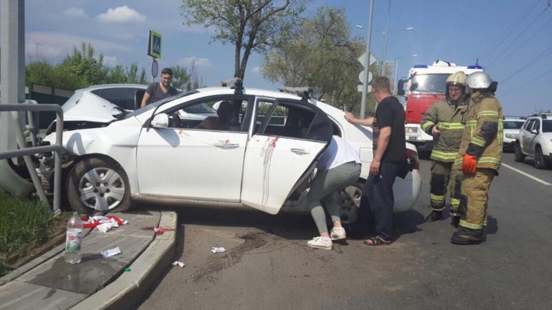 Фото: иномарка врезалась в столб рядом с Загородным парком в Самаре