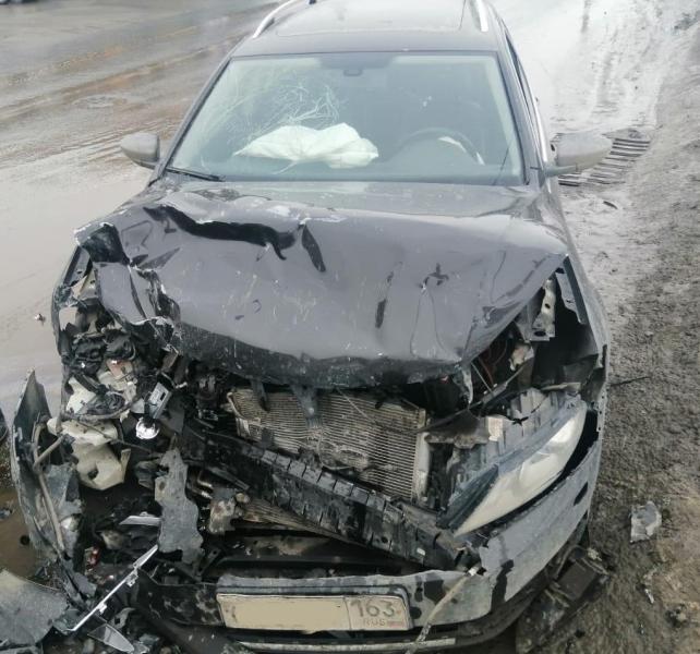 В Сызрани Volkswagen Passat выехал на встречку и влетел в Toyota Land Cruiser