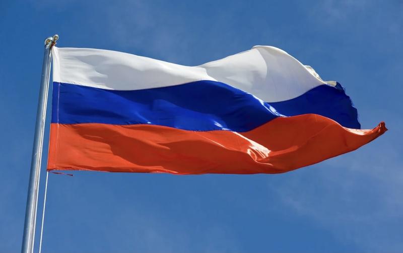 С 1 сентября во всех российских школах будет играть гимн и подниматься флаг