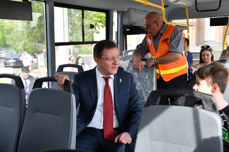 Губернатор Дмитрий Азаров передал пассажирским предприятиям Новокуйбышевска ключи от новых автобусов