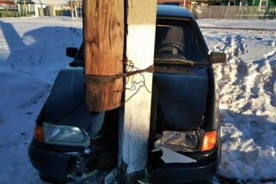 ВАЗ протаранил опору ЛЭП в Самарской области, пострадал 2-летний ребенок