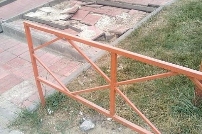 Вандалы из Самарской области разрушили ступеньки в благоустроенном сквере