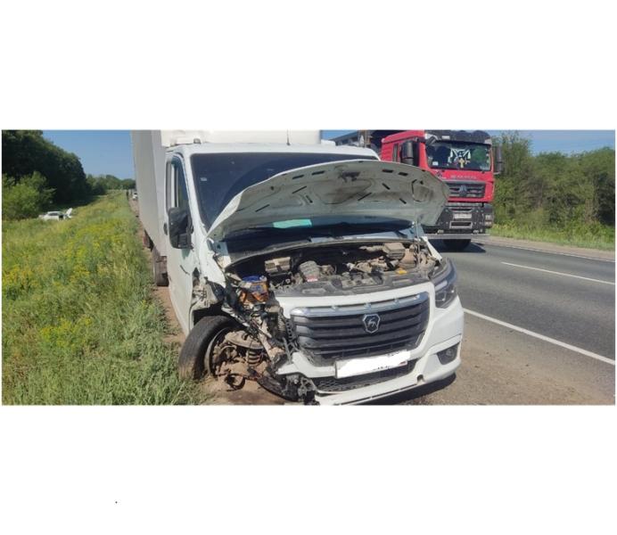 В Самарской области на трассе грузовик врезался в "Гранту"