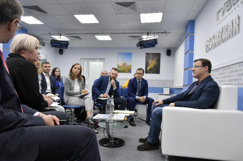 Губернатор Дмитрий Азаров посетил объединенный пресс-центр "Губернии" и "Волжской Коммуны"