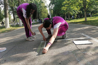 В Чапаевске волонтеры учат детей дворовым играм 