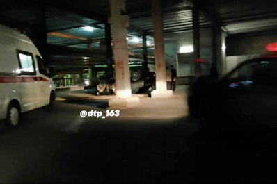 В Самаре машина упала со второго этажа парковки