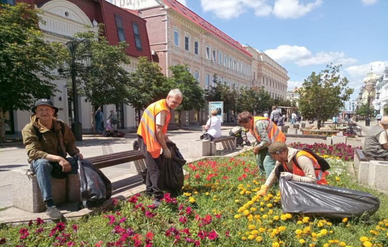 В Самаре на Ленинградской привели в порядок клумбы и газоны
