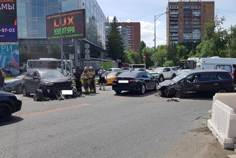 В Самаре легковушкам оторвало колеса в ДТП на Московском шоссе