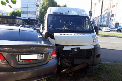 В Тольятти легковушка врезалась в микроавтобус