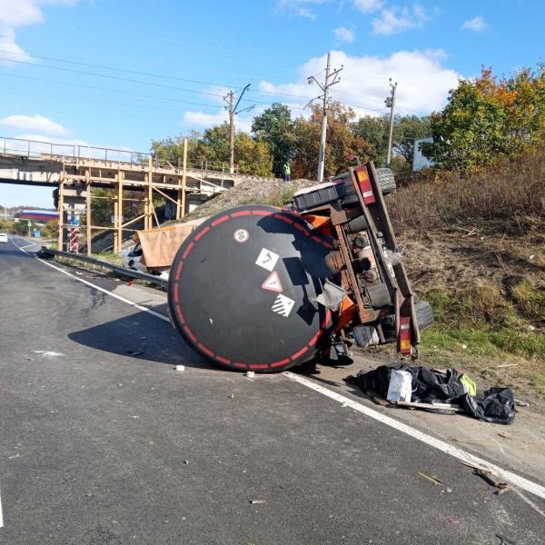 Наносили разметку: в Самарской области на трассе автоцистерна сбила двух рабочих
