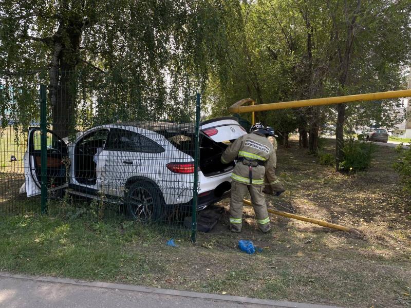 В Безенчуке 1 сентября Mercedes снес газовую трубу и врезался в дерево