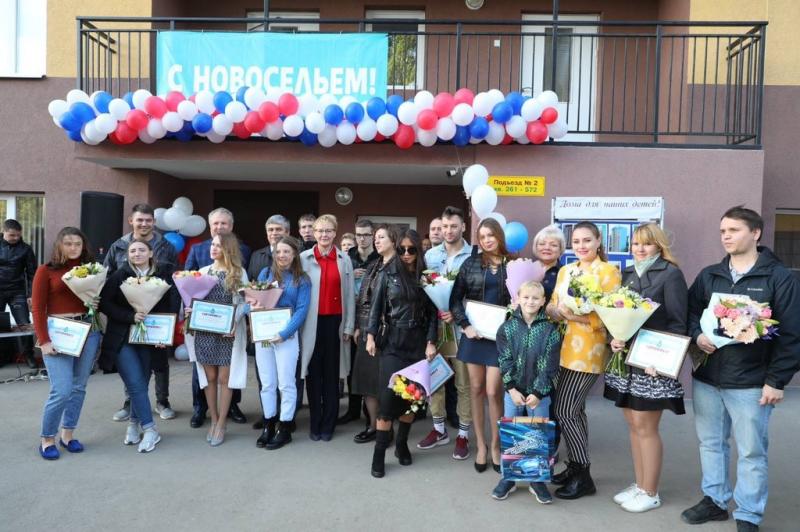 В Самаре детям-сиротам вручили ключи от квартир