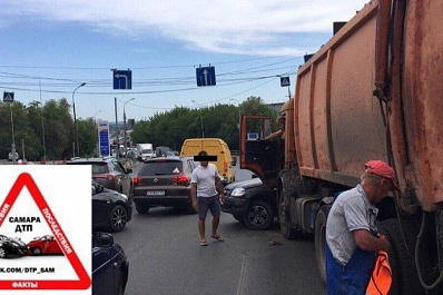КамАЗ с отказавшими тормозами собрал 8 машин на улице Авроры в Самаре
