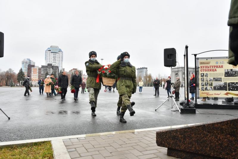 В Самаре отметили 80-летие "запасной столицы" СССР и военного парада на площади Куйбышева