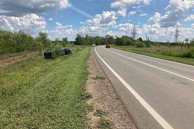 В Самарской области госпитализировали водителя перевернувшегося пикапа