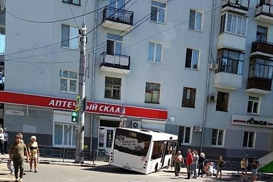 В ДТП с двумя автобусами в Самаре серьезно пострадал один человек