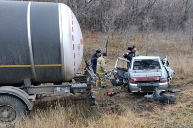 В Самарской области после столкновения "десятки" и нефтевоза погиб человек