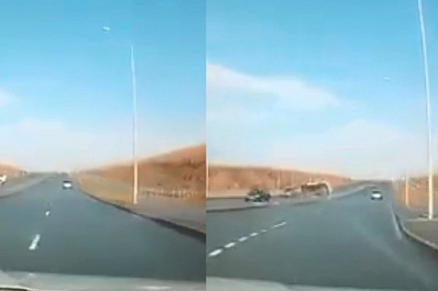 BMW под Самарой врезался в бордюр и перевернулся 