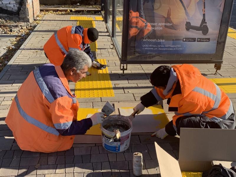 В Самаре у остановок на улице Арцыбушевской уложили тактильную тротуарную плитку