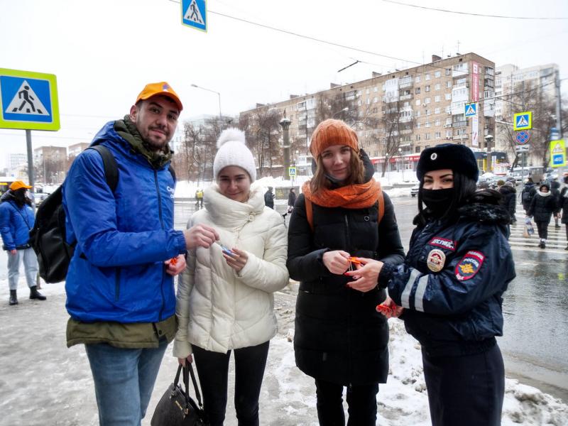 "Засветись" с "Ростелекомом": компания изготовила для самарцев 5 тысяч светоотражающих подвесок 