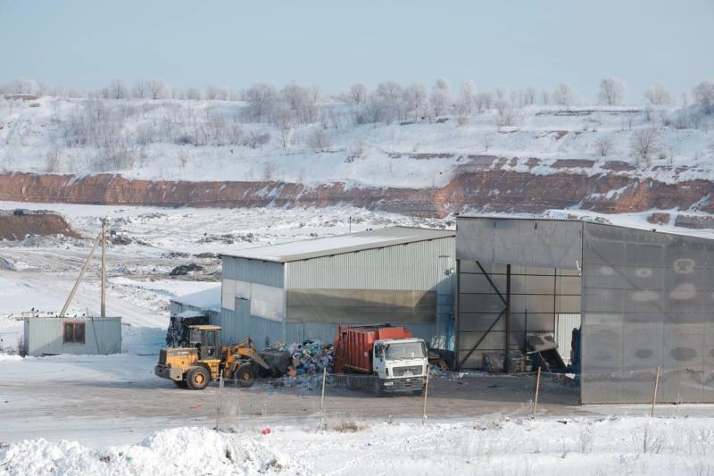 100 новых мусоровозов, 700 млн рублей на контейнерные площадки, оптимизация логистики: в Самарской области усиливают работу регоператора по обращению с ТКО 