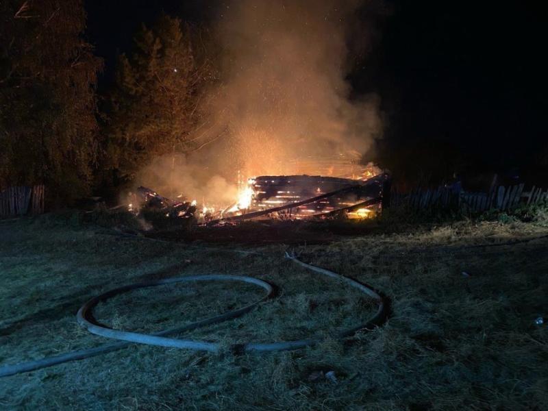 В Самарской области горел дом и сараи на территории в 100 "квадратов"