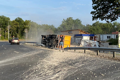 Грузовик с щебнем опрокинулся на Волжском шоссе в Самаре 23 августа 2021 года