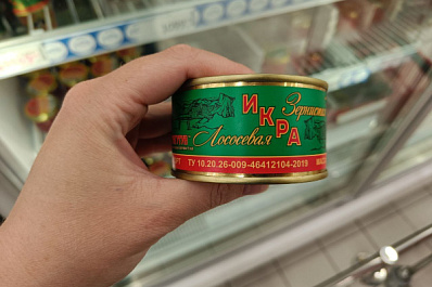 Девушка вынесла из магазина под курткой 22 банки красной икры