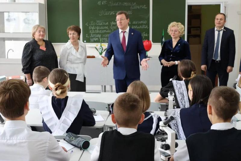 Дмитрий Азаров проинспектировал качество ремонта в третьей школе Октябрьска