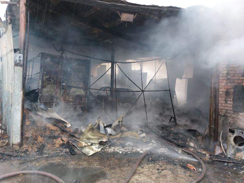 В Ставропольском районе 31 человек тушат частный дом на 200 "квадратов"