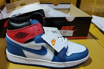 В Самарской области задержали фуру с 13 тысячами пар поддельных кроссовок